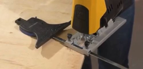 Fűrészvezető segédeszköz asztalosoknak