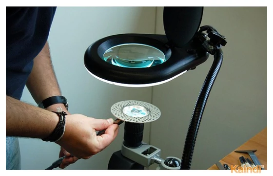 Munkavégzés precíziós optikával